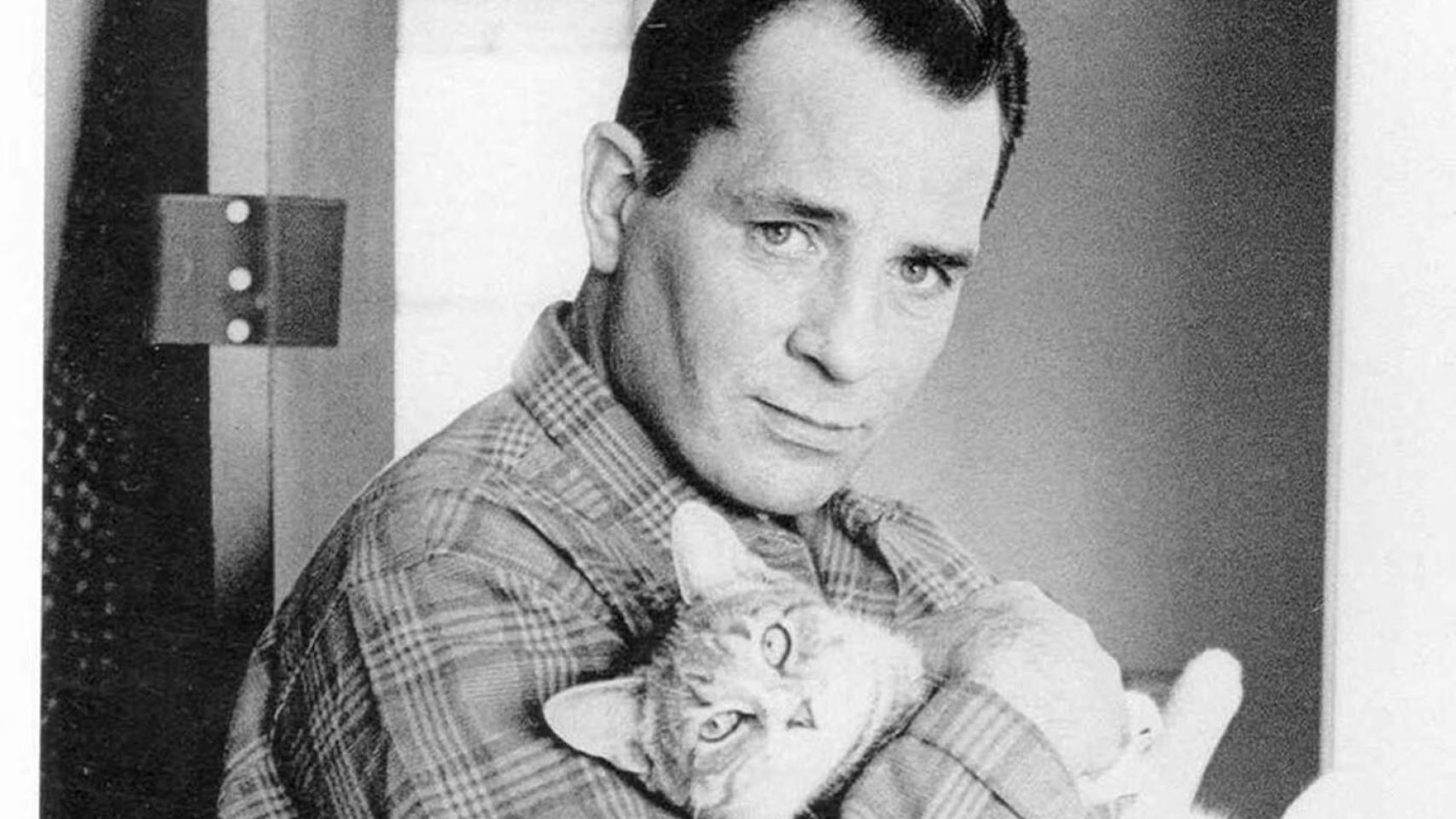 Jack Kerouac con su gato en 1965. Foto: Jerry Bauer