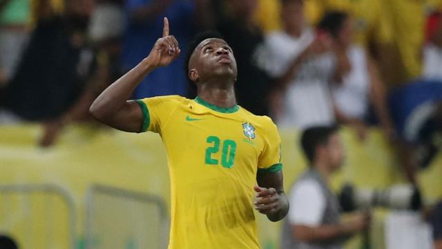 Vinicius celebra su primer gol con Brasil