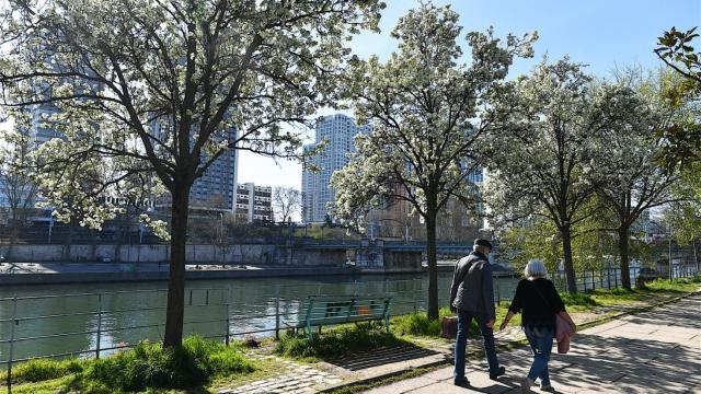 Personas paseando cerca del Sena en París, urbe que está implementando la ciudad de 15 minutos.