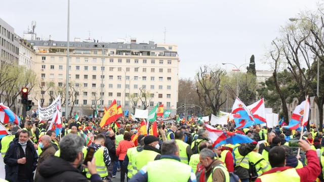 Transportistas se manifiestan en el Paseo de la Castellana.