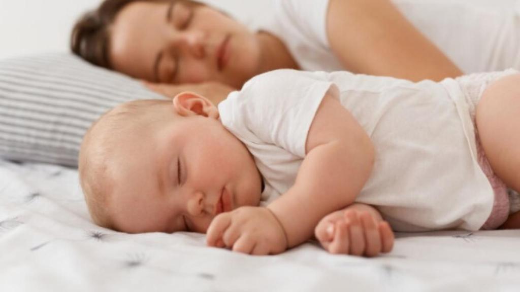 Un bebé durmiendo.