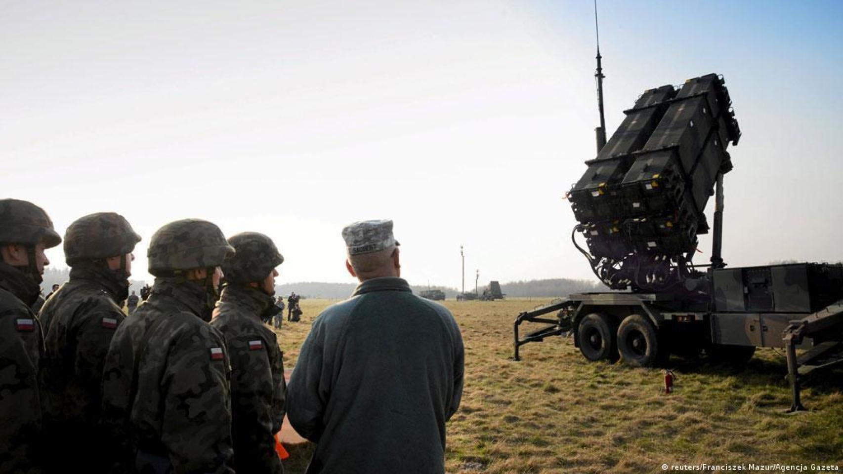 Soldados polacos observan un sistema de misiles Patriot, enviado por Estados Unidos.