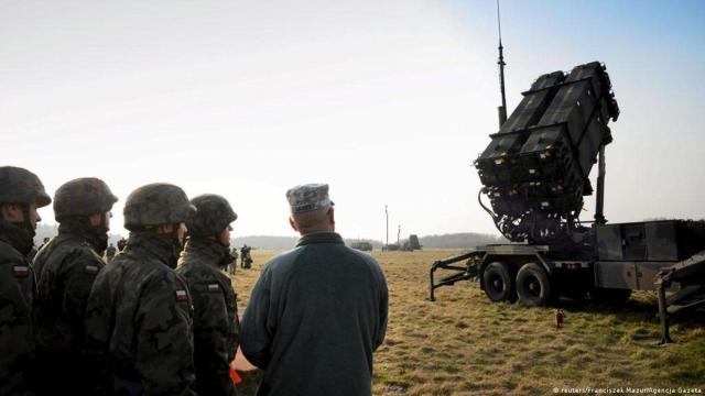 Soldados polacos observan un sistema de misiles Patriot, enviado por Estados Unidos.