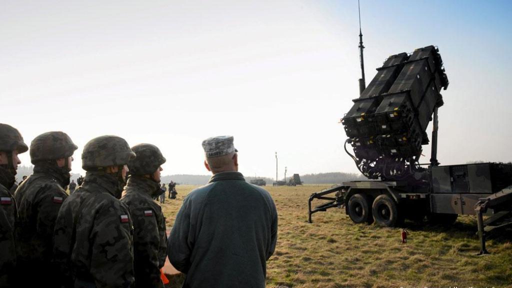Soldados polacos observan un sistema de misiles Patriot, enviado por Estados Unidos.