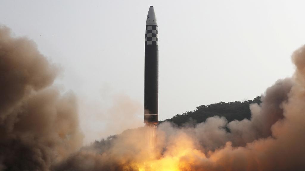 Misil Hwasong-17 en el momento del lanzamiento, en una fotografía de archivo.