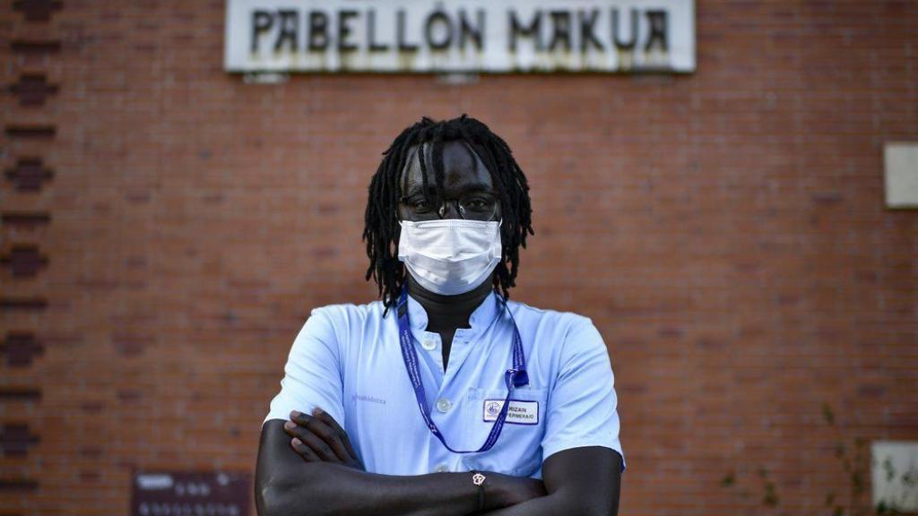 Mbbaye Gil frente al pabellón Makua del Hospital Universitario de Basurto (Bilbao, Vizcaya)