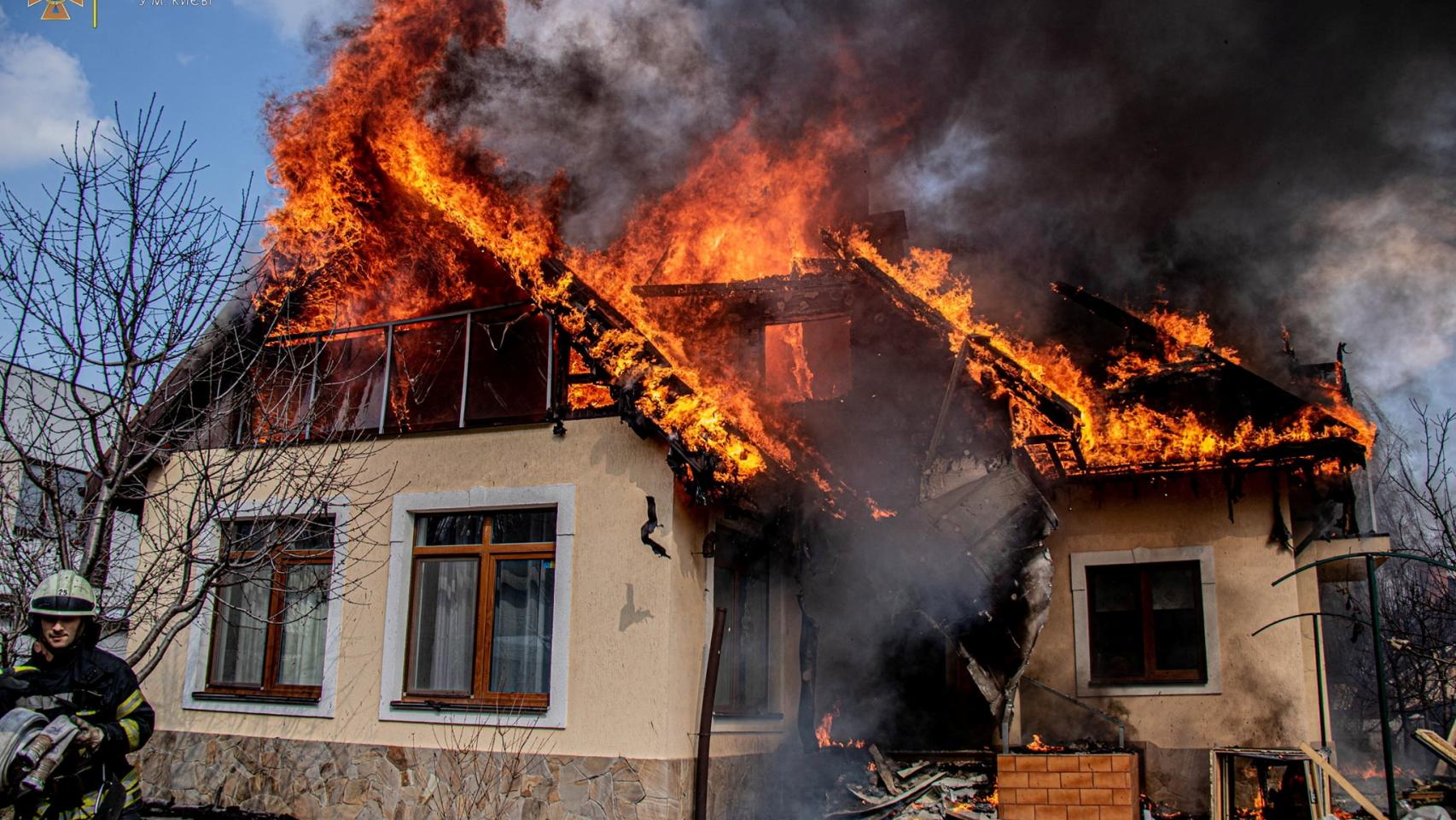 Una casa residencial arde después de un bombardeo en Kiev