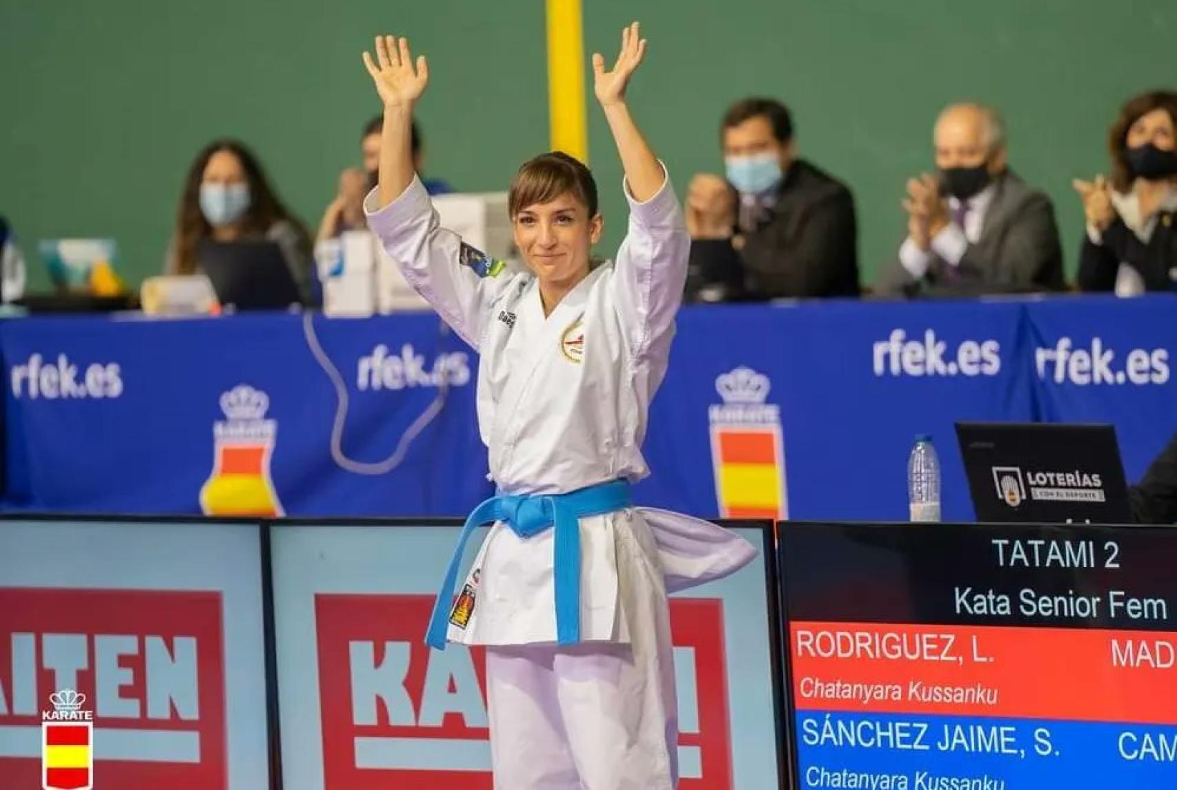 Sandra Sánchez despidiéndose del público. Foto: Twitter @sandrasankarate