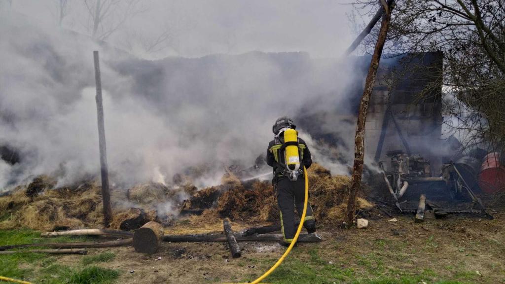 Bomberos apagan el fuego