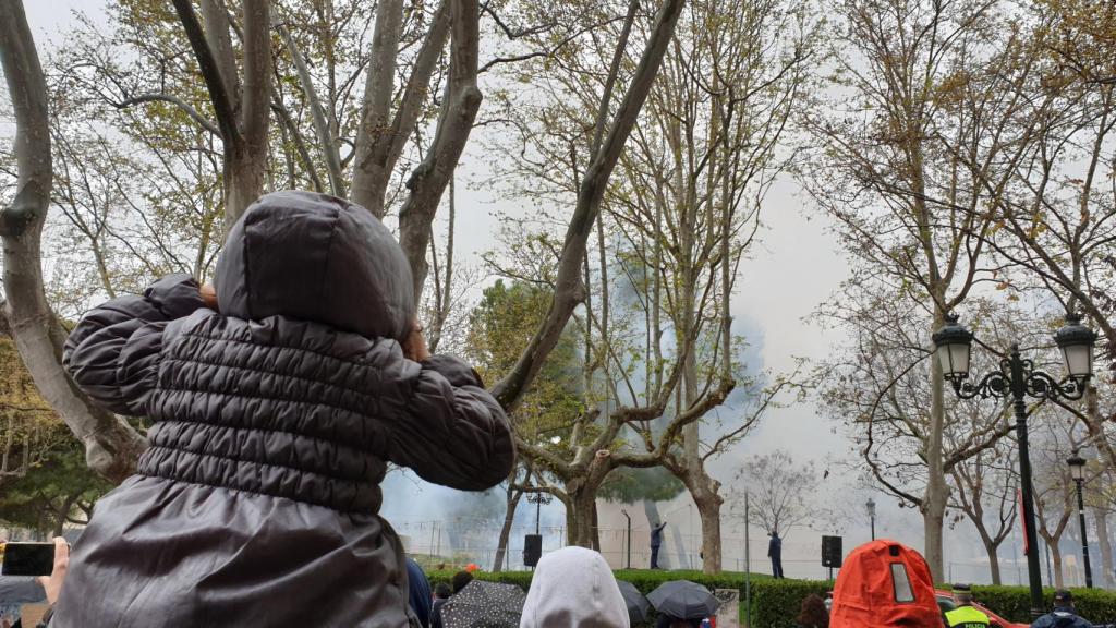 La mascletà de los Hermanos Sirvent ha atraído centenares de curiosos a la plaza de los Sitios de Zaragoza.