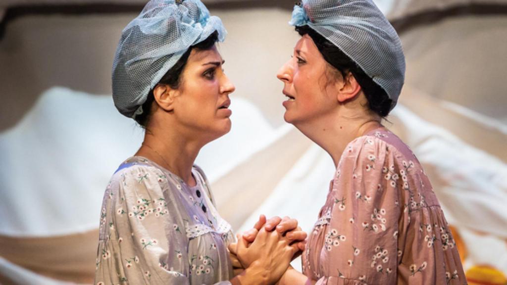 María Negro y Alba Frechilla, de Valquiria Teatro, durante la representación de la obra de la que son productoras 'El día más feliz de nuestras vidas'
