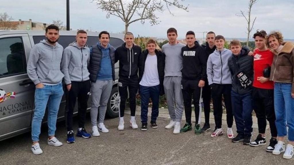 Jorge López junto a los jóvenes ucranianos que vinieron a España