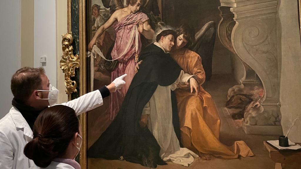 La obra, analizada por los técnicos del museo.