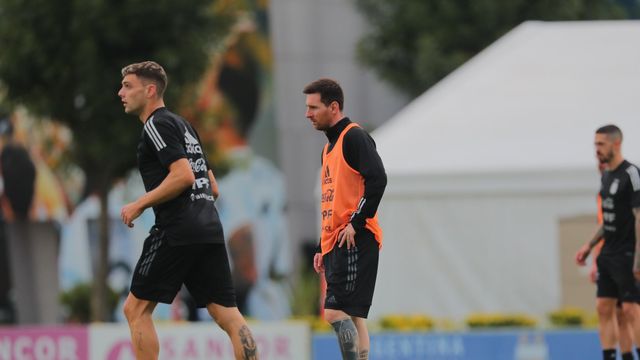 Boyé y Messi, en el entrenamiento preparatorio de su selección contra Venezuela.