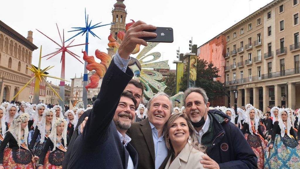 La Hoguera en la plaza del Pilar de Zaragoza ha reunido a las Belleas alicantinas.