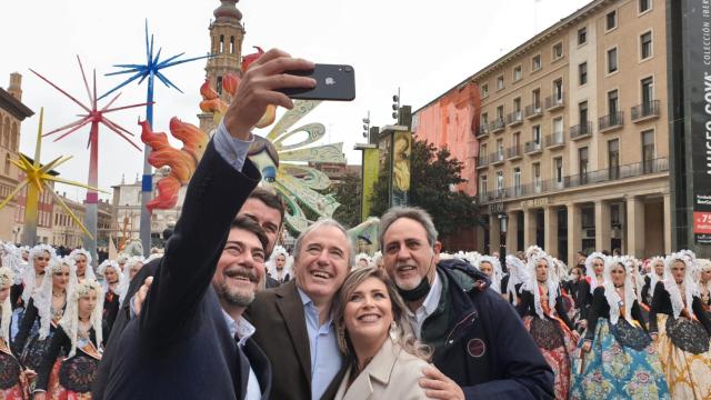 La Hoguera en la plaza del Pilar de Zaragoza ha reunido a las Belleas alicantinas.