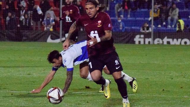 Aarón desborda a un jugador del Hércules durante el partido de la primera vuelta.