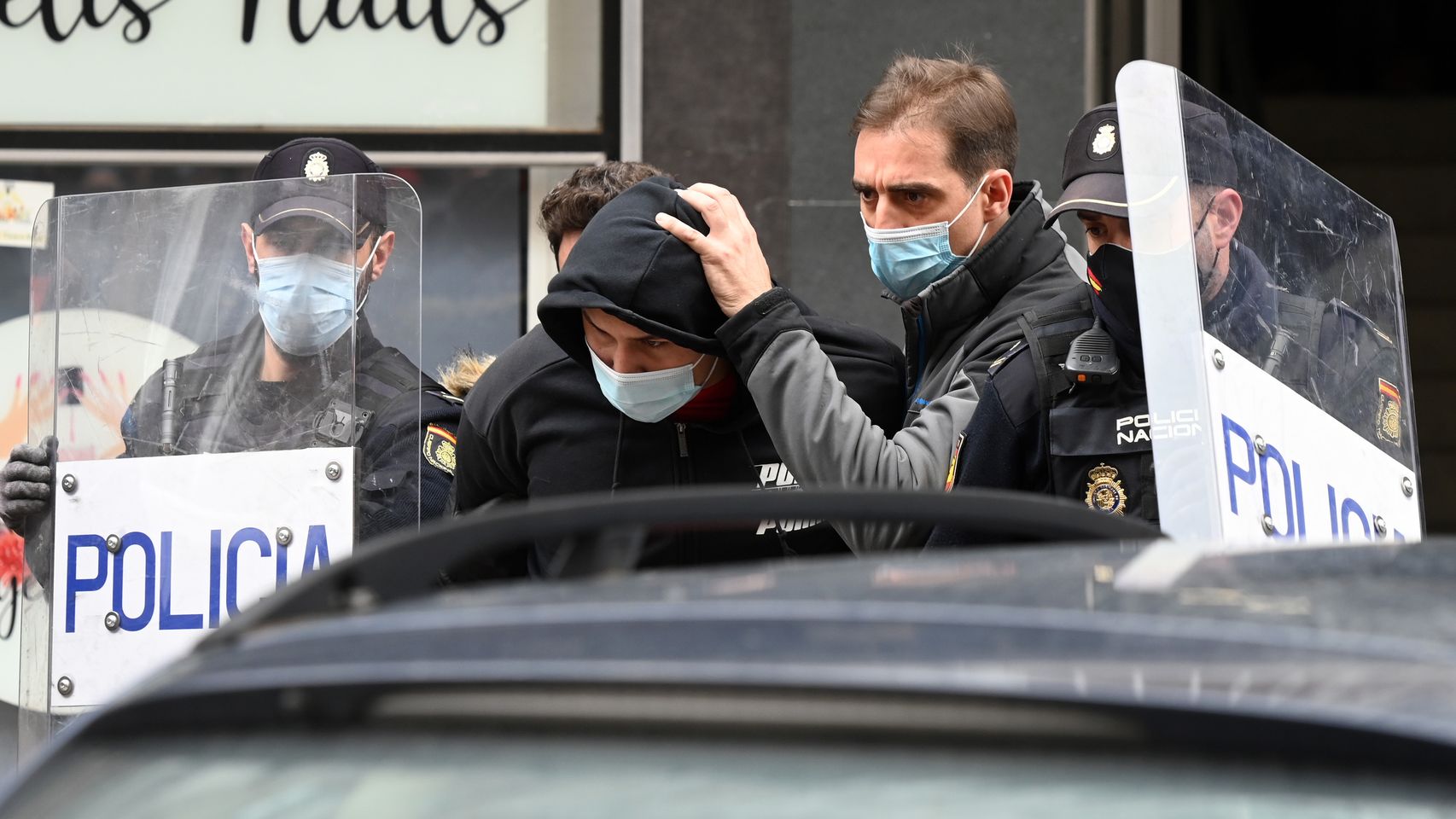 La policía detuvo al agresor y a una segunda persona, que se atrincheró durante varias horas en su domicilio
