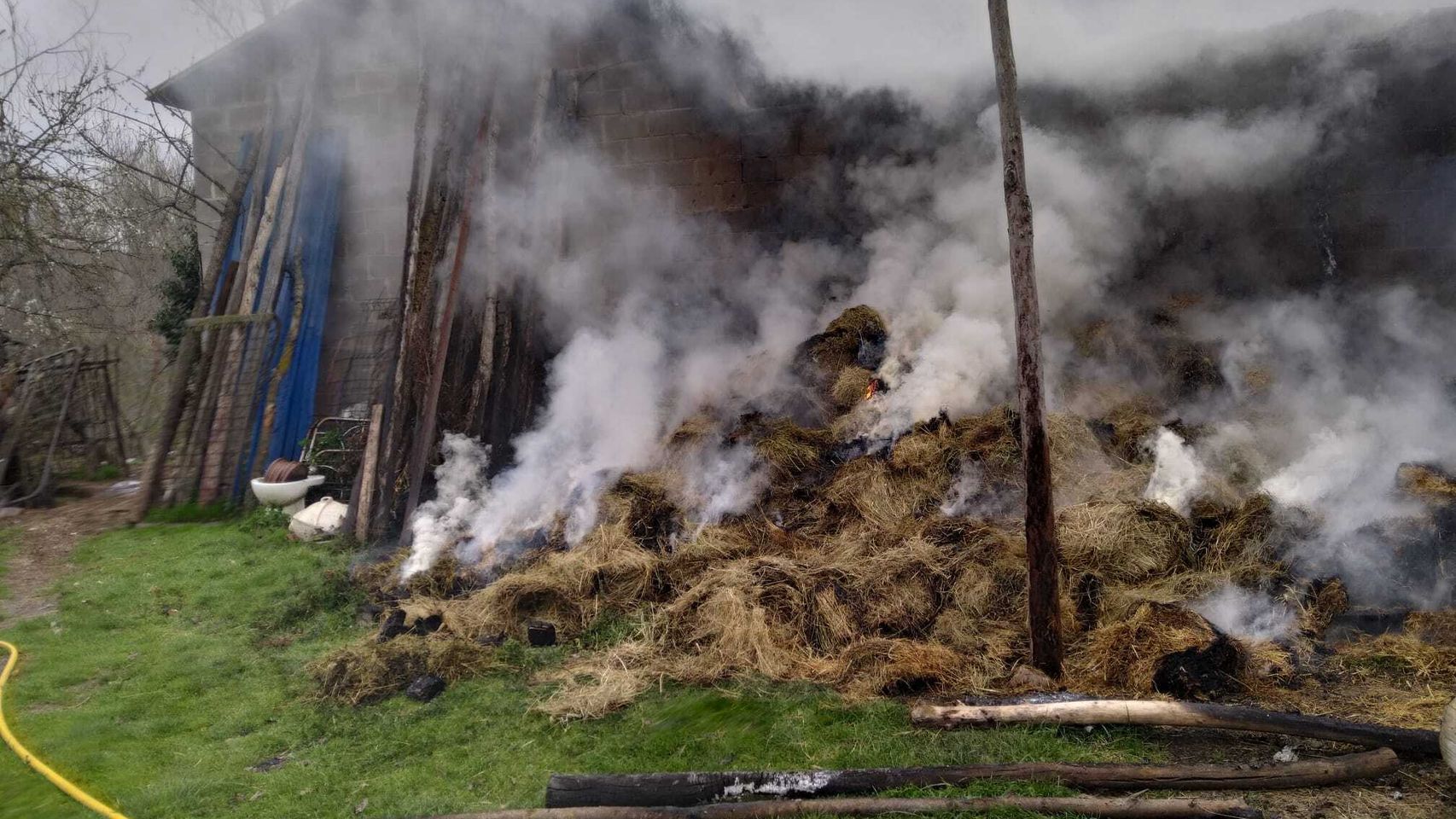 Incendio en una finca en Álbares de la Ribera