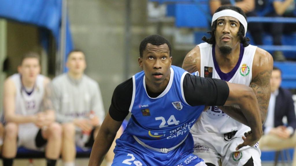 Kavion Pippen y Mouhamed Barro esperan un rebote