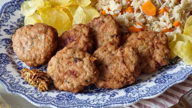 Un plato con filetes rusos.