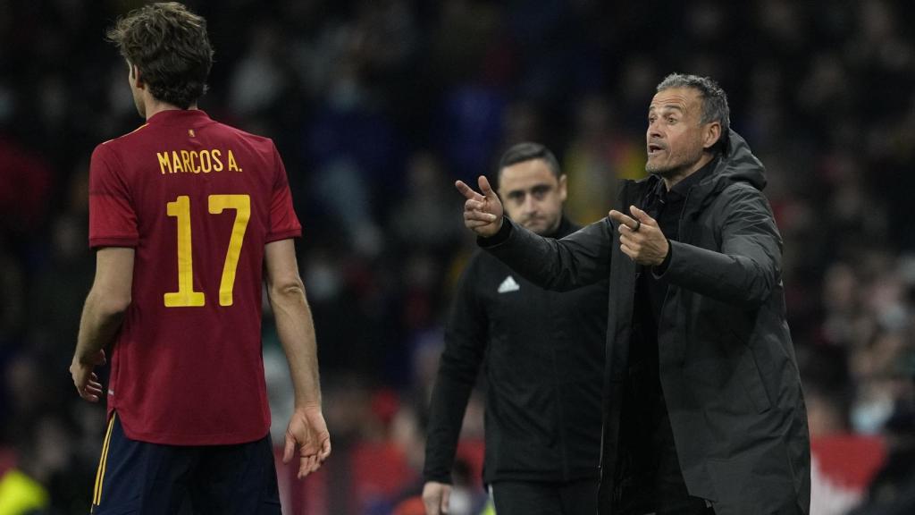 Luis Enrique da indicaciones desde la banda en el España - Albania en Barcelona