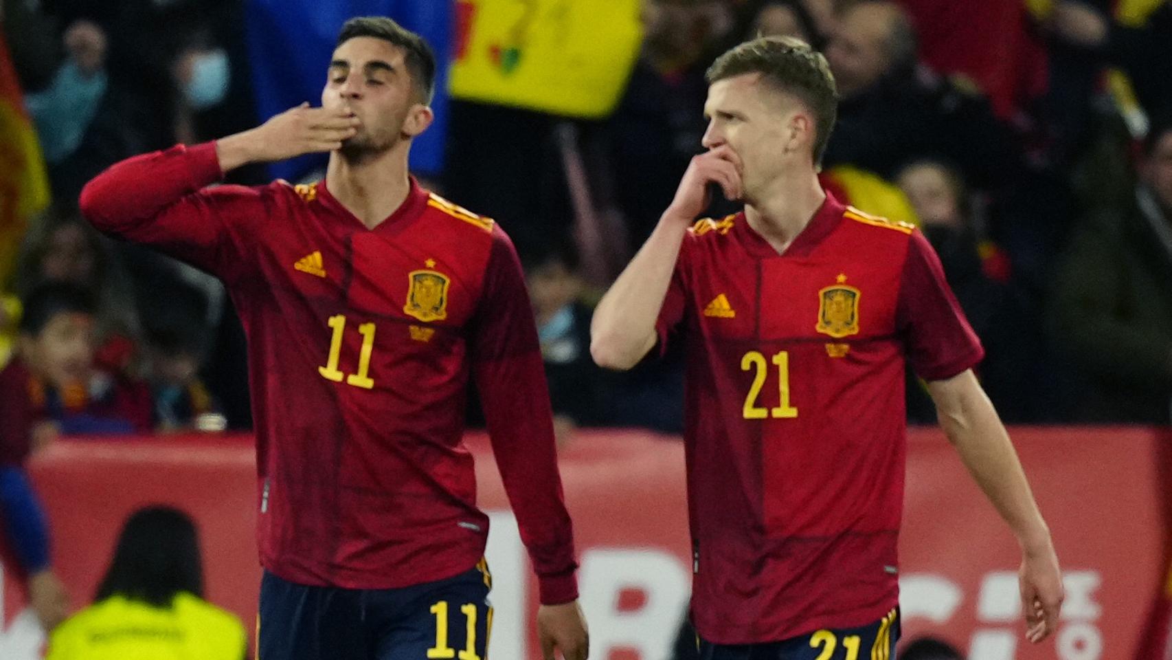 Ferran Torres y Dani Olmo celebran uno de los goles de España ante Albania