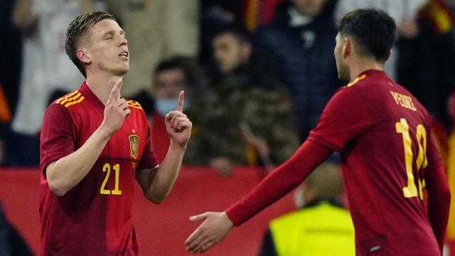 Dani Olmo y Pedri celebran el segundo gol ante Albania