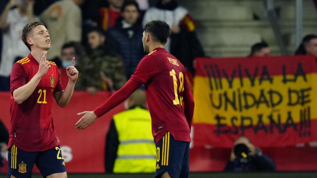 Dani Olmo y Pedri celebran un gol en la vuelta de España a Barcelona 18 años después