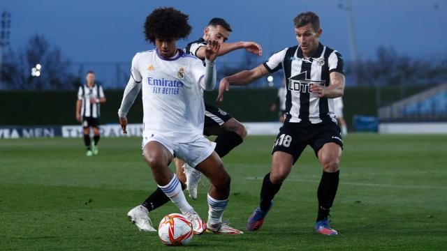 Peter Federico intenta guardar el esférico ante la presión de la defensa del Linense