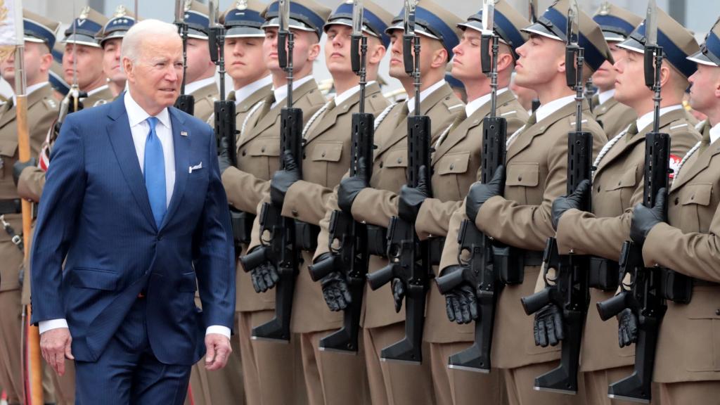 El presidente de EEUU, Joe Biden, inspecciona la guardia de honor en su visita a Polonia.