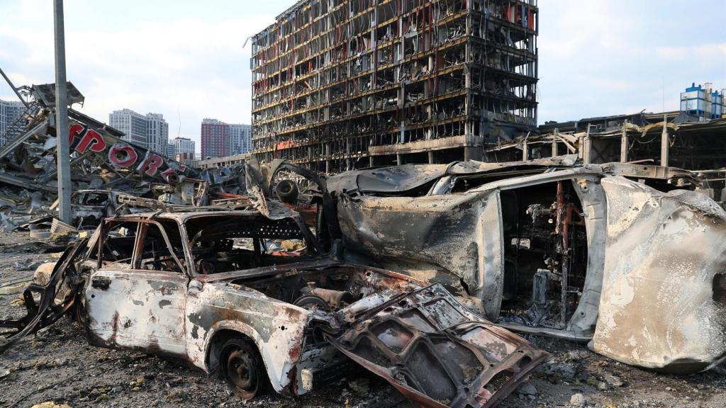 Una zona bombardeada en Kiev.