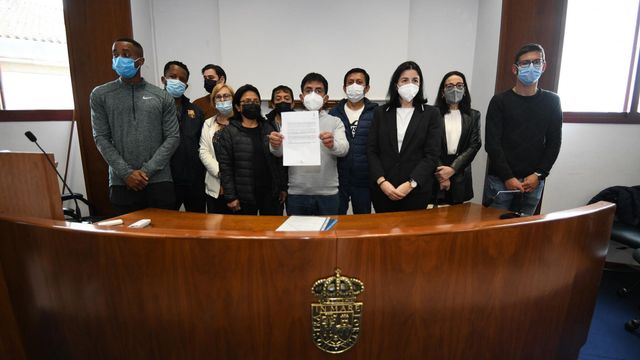 La portavoz de los familiares de los desaparecidos del naufragio, María José Do Pazo, hoy junto a otros familiares en una rueda de prensa en la biblioteca de Marin.
