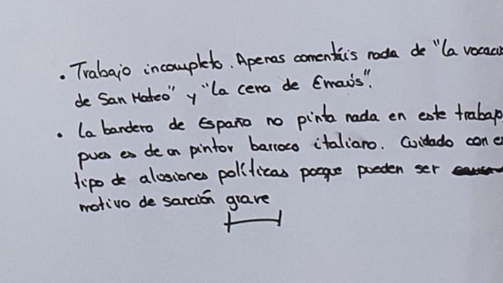 La corrección realizada por la profesora en el trabajo de clase.