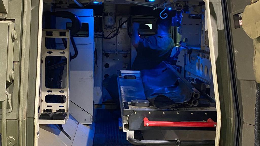 Interior de la ambulancia blindada.