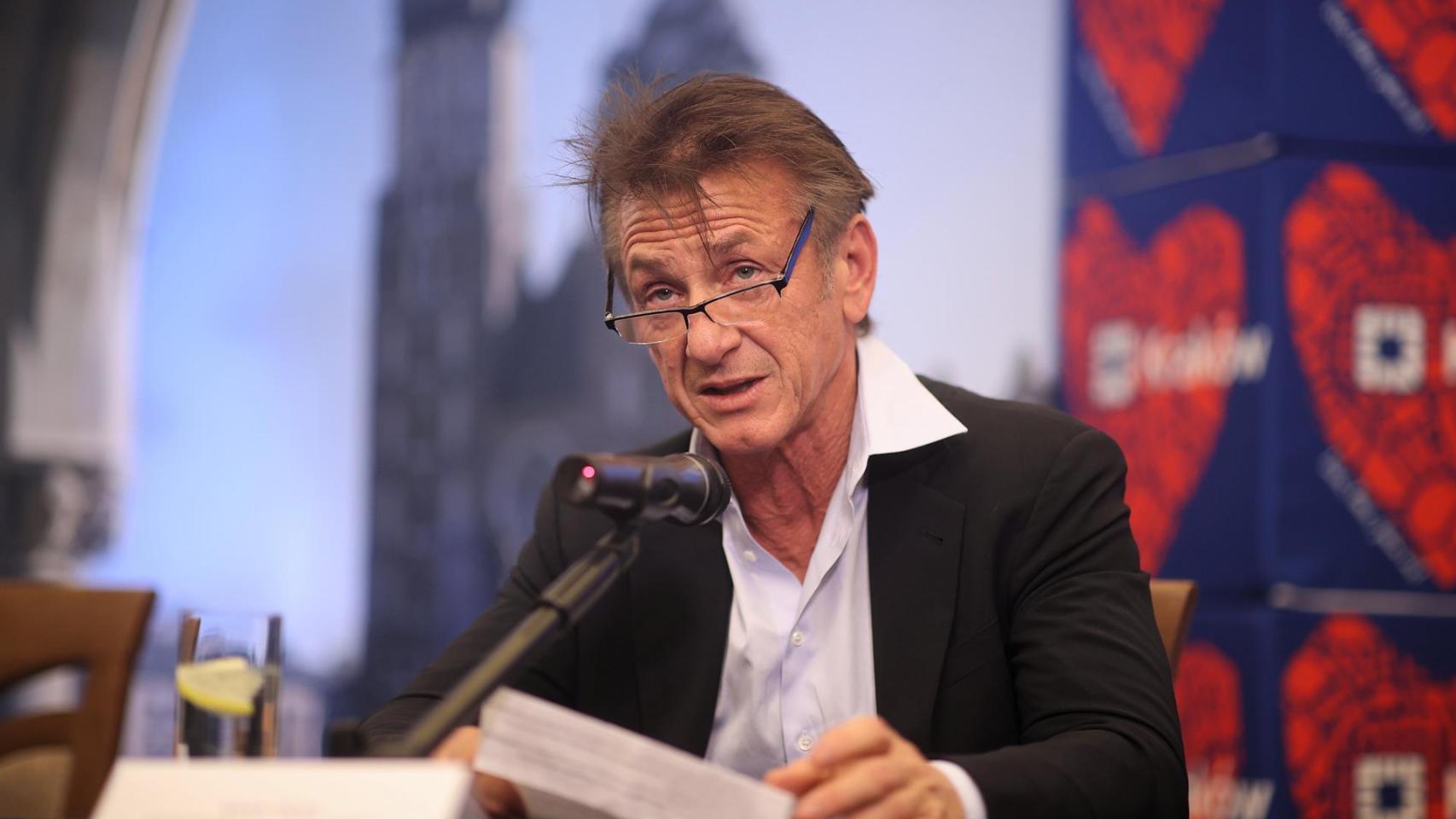 Sean Penn durante una rueda de prensa en Cracovia el 23 de marzo, como presidente de la fundación CORE. Foto: EFE/EPA/Lukasz Gagulski