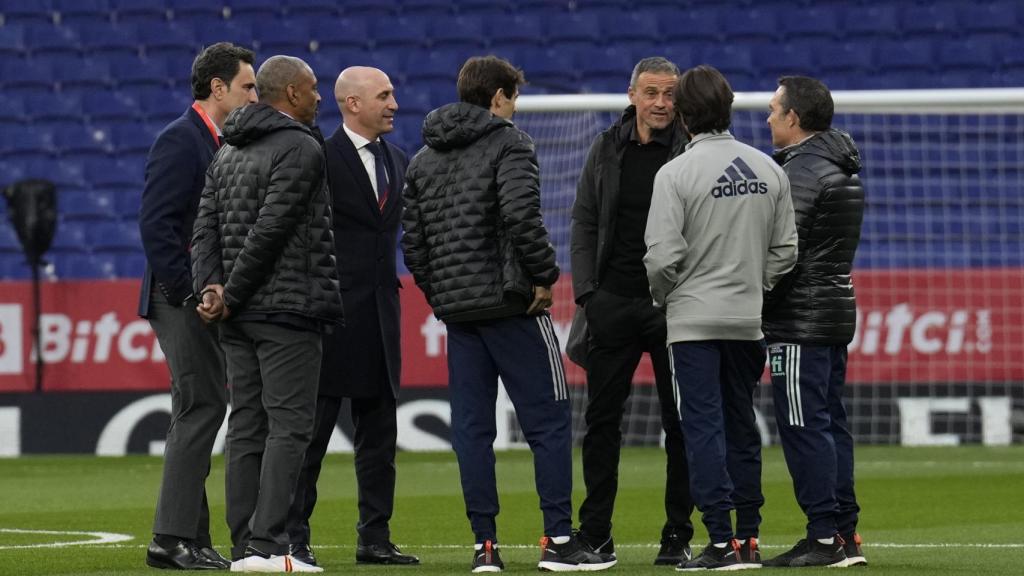 -El entrenador de la selección española Luis Enrique (3d), y el presidente de la Real Federación Española de Fútbol Luis Rubiales (3i), antes del partido amistoso que España y Albania disputarán en el RCDE Stadium en Barcelona.
