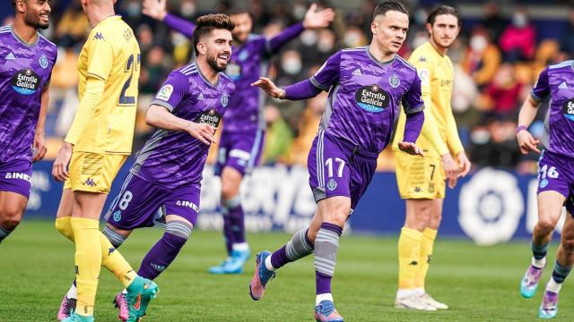 Monchu celebra el segundo gol del Real Valladolid ante el Alcorcón