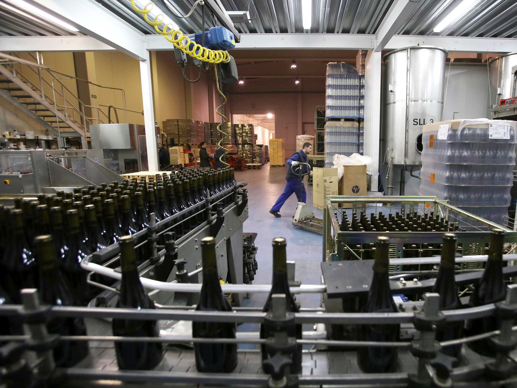 Embotellado de los caldos de la sociedad cooperativa Bodega Viña Vilano