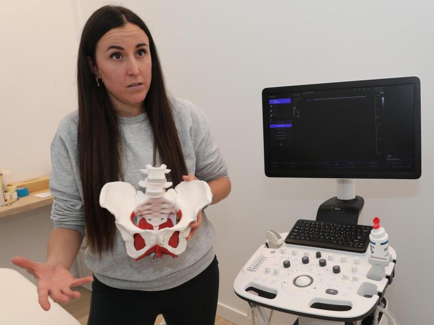 La fisioterapeuta Amalia Yenes en su clínica con un modelo de pelvis