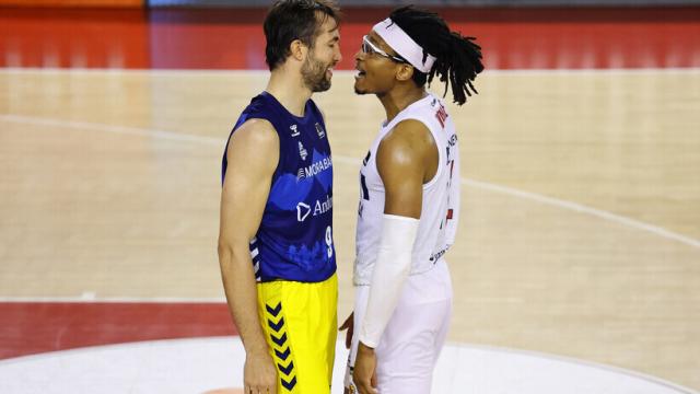 Nacho Llovet y Moneke se encaran durante el Manresa - Andorra de ACB