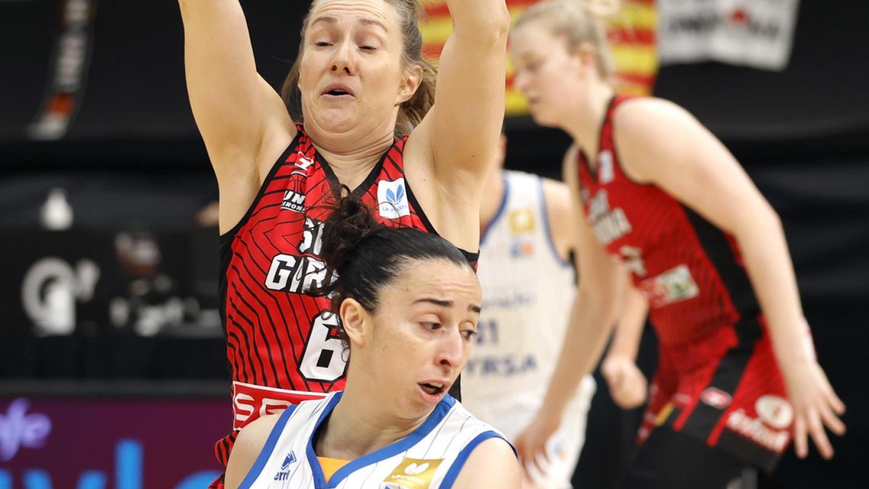 Silvia Domínguez ante Frida Eldebrink en el Perfumerías Avenida - Uni Girona