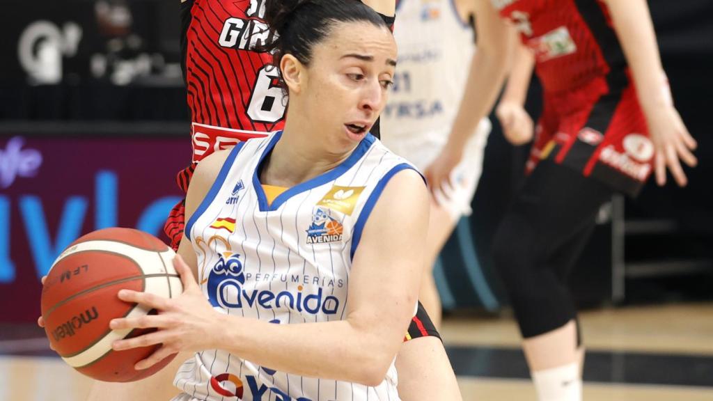 Silvia Domínguez ante Frida Eldebrink en el Perfumerías Avenida - Uni Girona