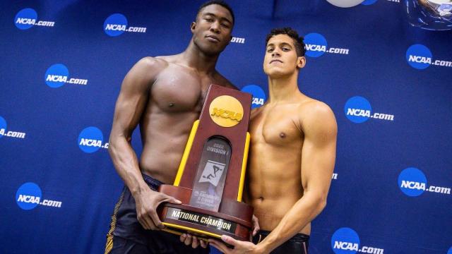 Reece Whitley y Hugo González con el título de la NCAA.