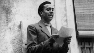 Miguel Hernández en un acto público en 1936