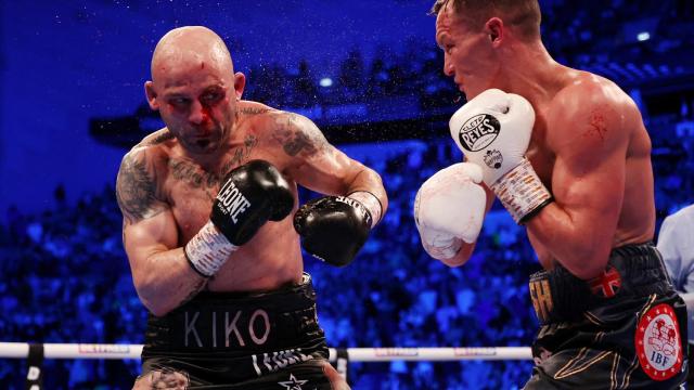 Kiko Martínez, en acción con Josh Warrington
