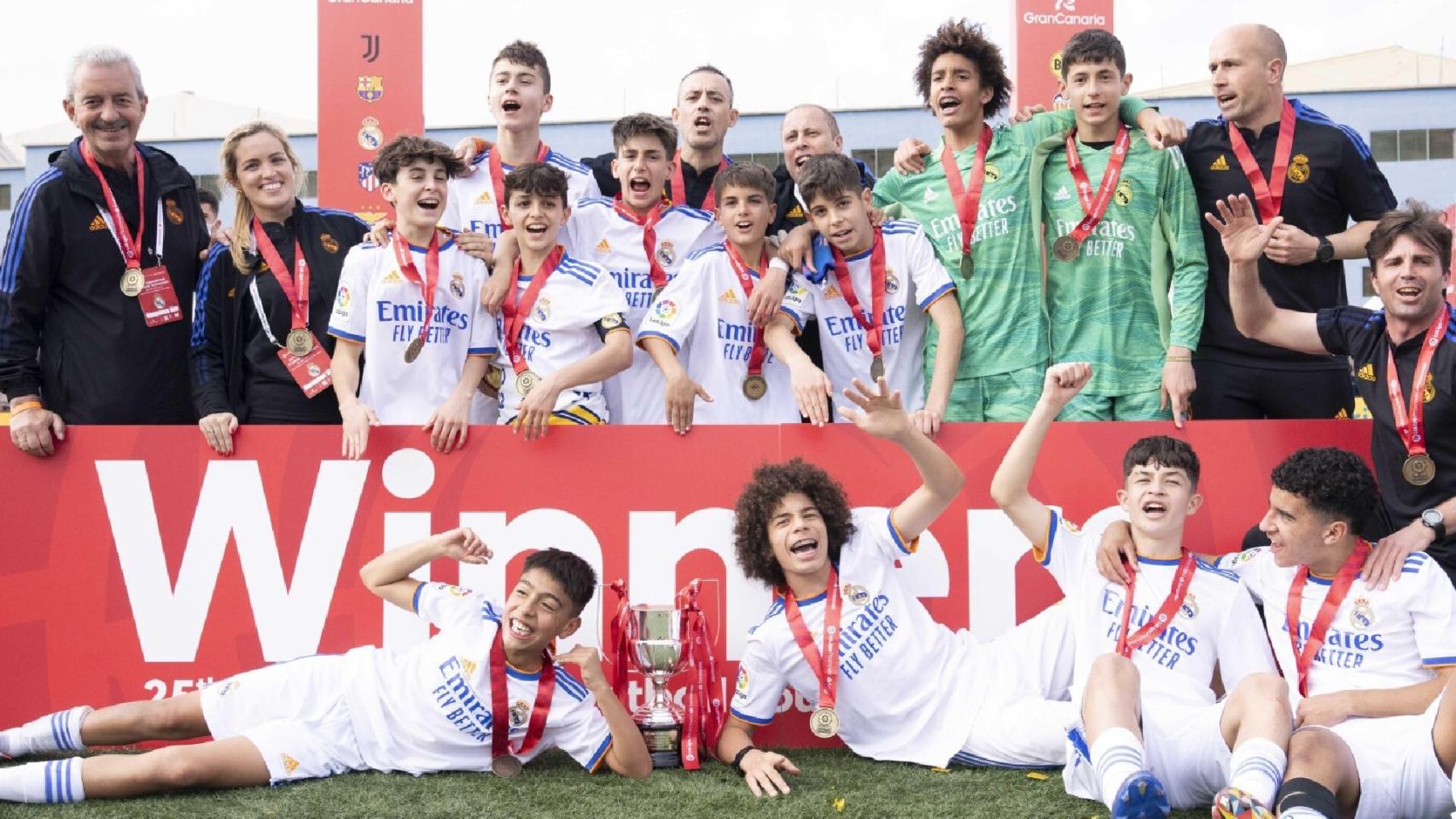 Los jugadores y el cuerpo técnico del Infantil B con el título de LaLiga Promises.