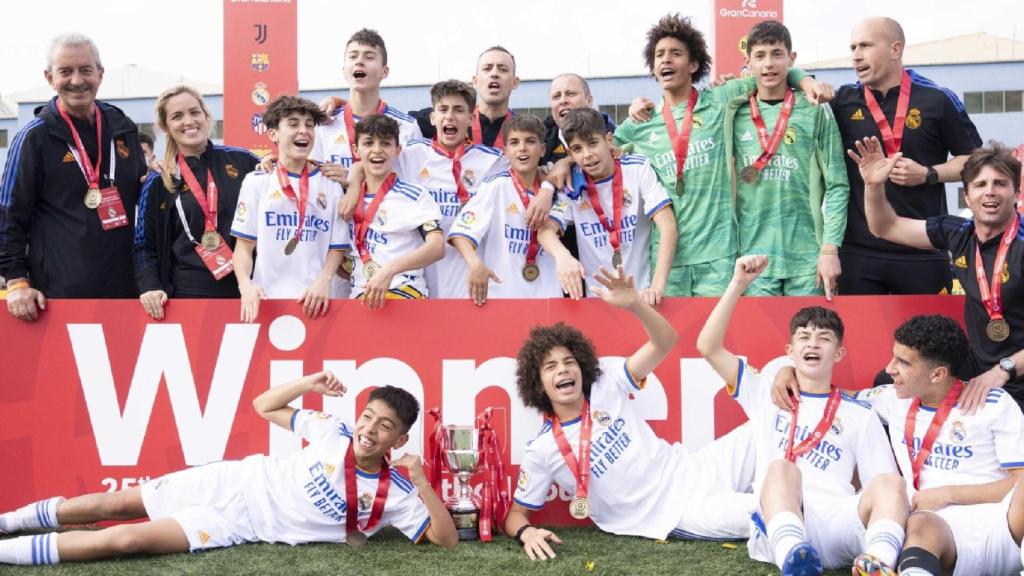 Los jugadores y el cuerpo técnico del Infantil B con el título de LaLiga Promises.