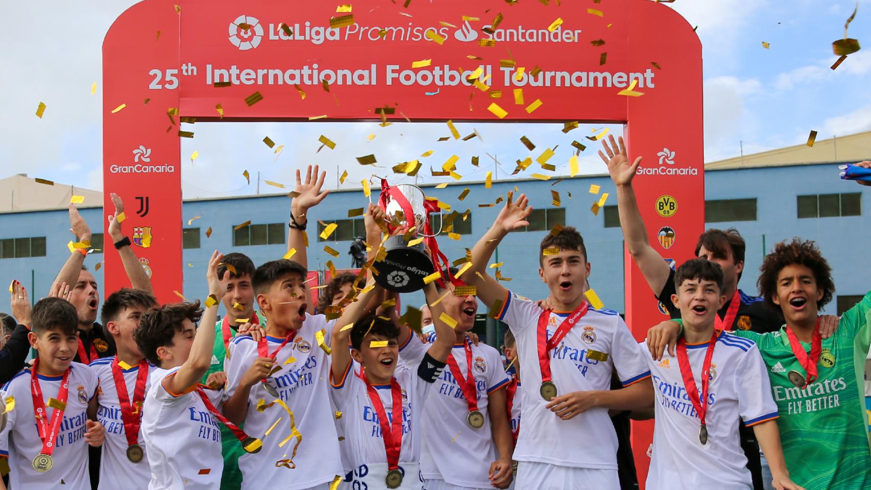 Los jugadores del Infantil B, con el trofeo de LaLiga Promises.