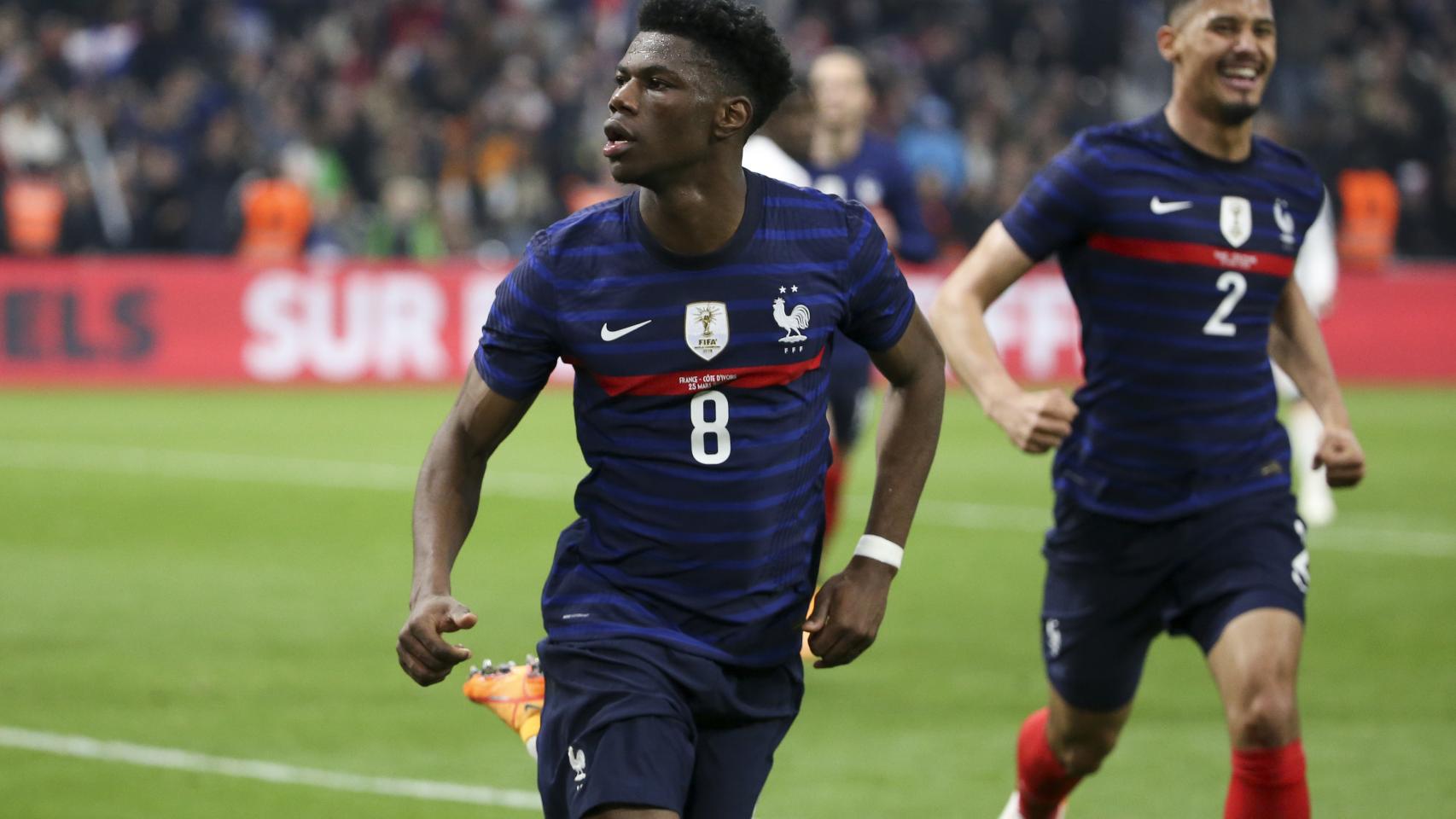 Aurelien Tchouameni celebra un gol con la selección de Francia.